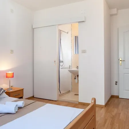 Apartments Leut 80M From The Sea Podgora Room photo