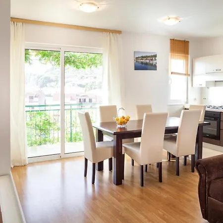 Apartments Leut 80M From The Sea Podgora Room photo