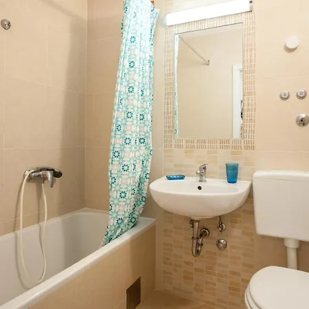 Apartments Leut 80M From The Sea Podgora Room photo