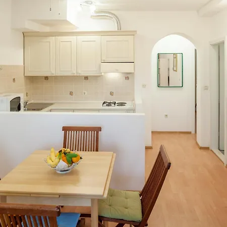 Apartments Leut 80M From The Sea Podgora Room photo