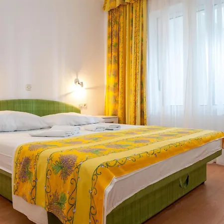 Apartments Leut 80M From The Sea Podgora Room photo