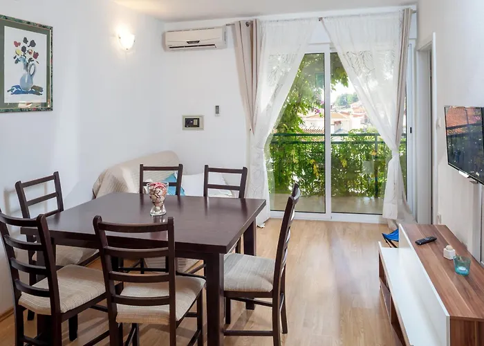 Apartments Leut 80M From The Sea