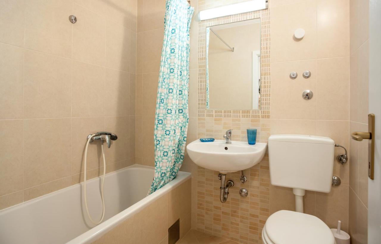 Leut 80m From The Sea Apartment Podgora