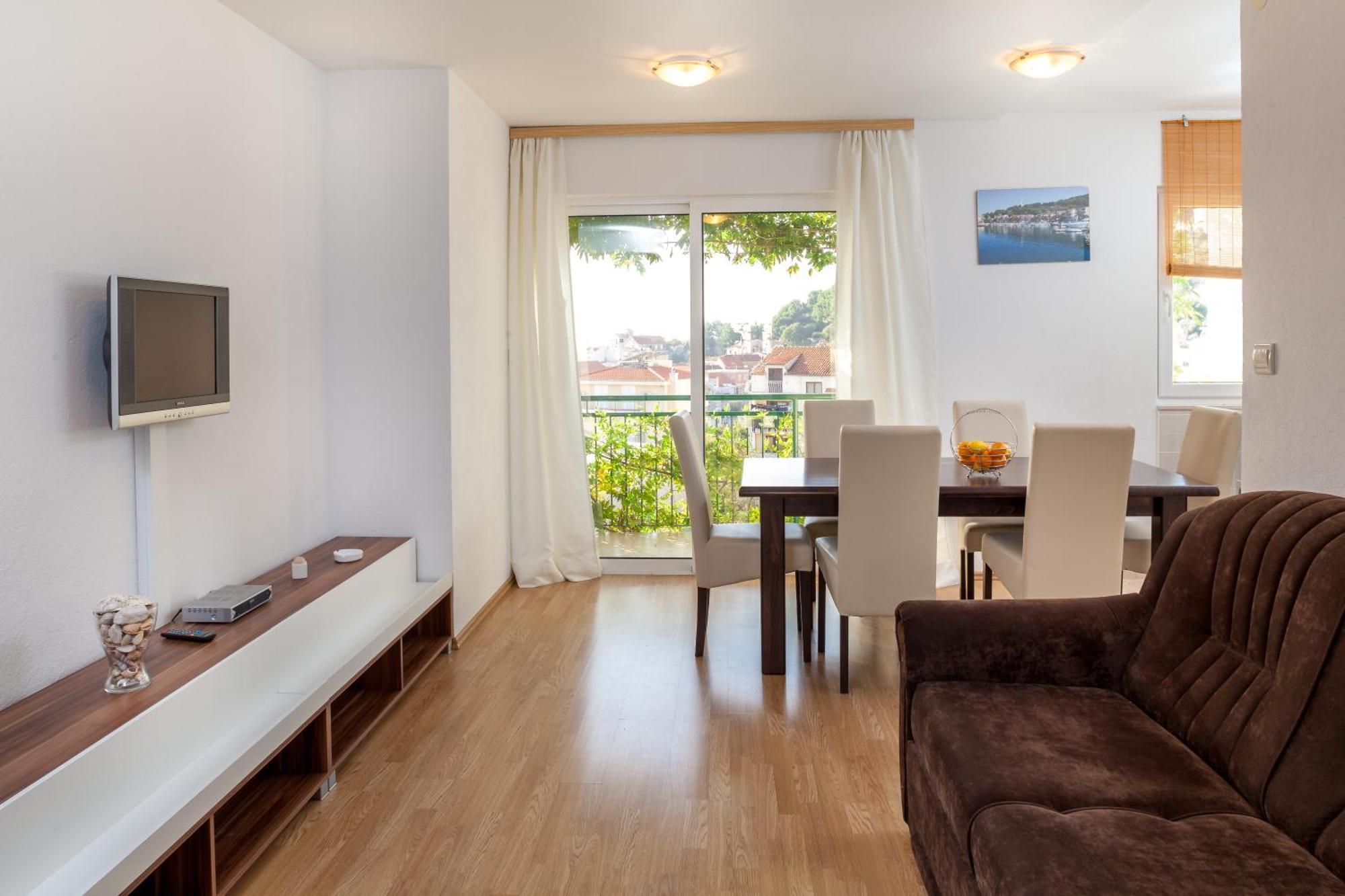Leut 80m From The Sea