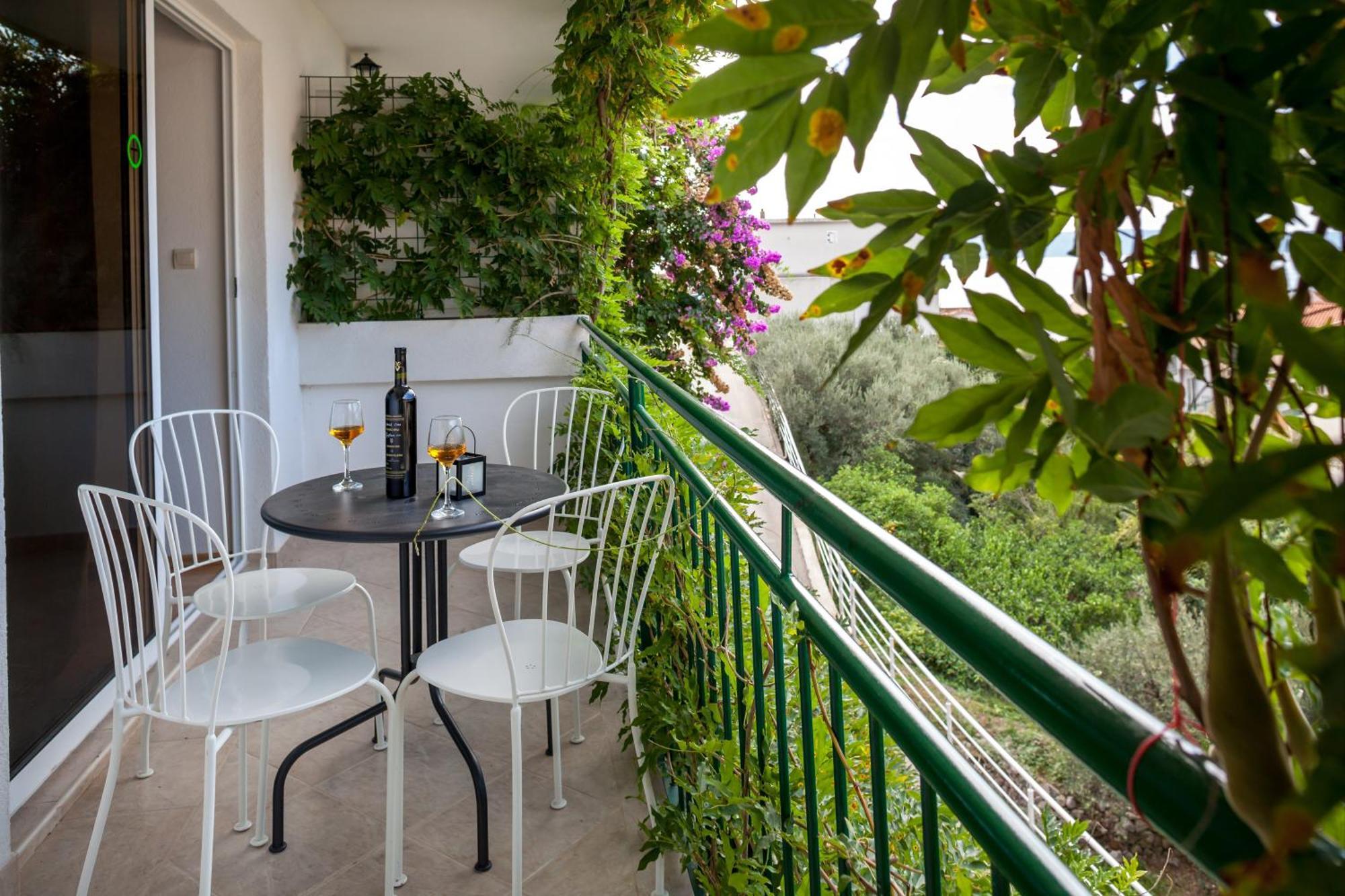 Leut 80m From The Sea